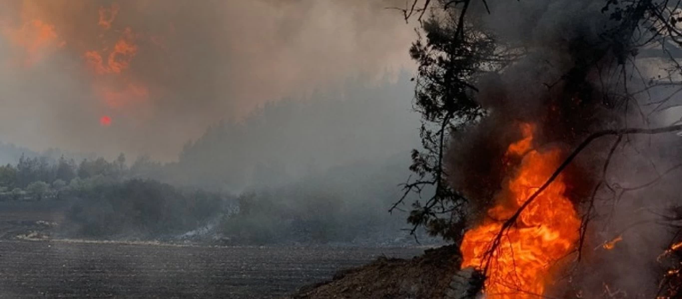 Κρήτη: Σε ύφεση η φωτιά στον Άγιο Θωμά